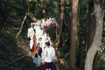 教祖墓前祭 祭官行列